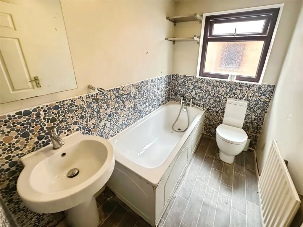 5 bed Detached