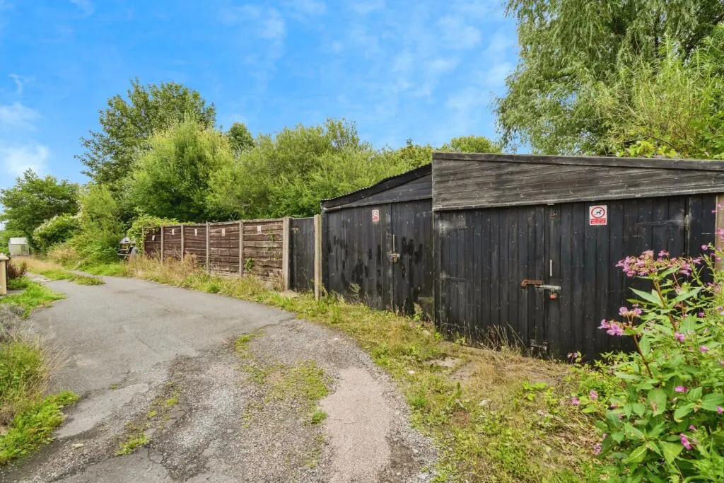 3 bed End of Terrace