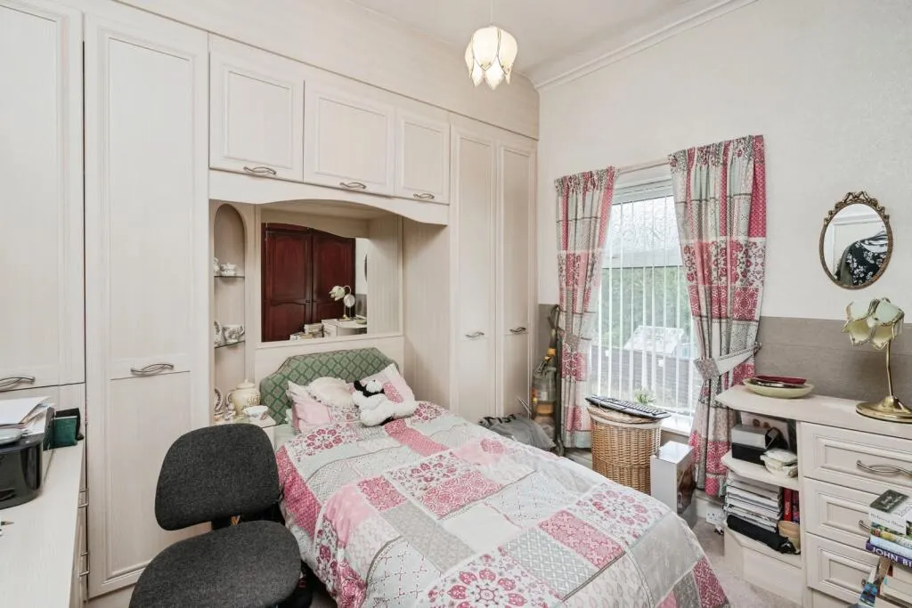 3 bed End of Terrace