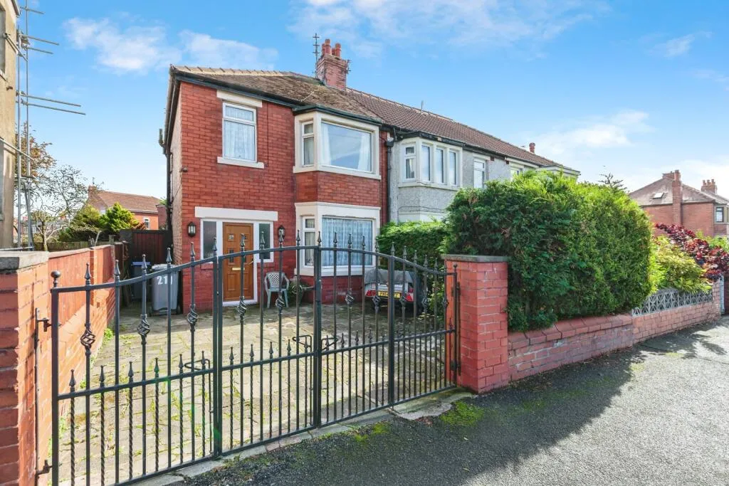 3 bed End of Terrace