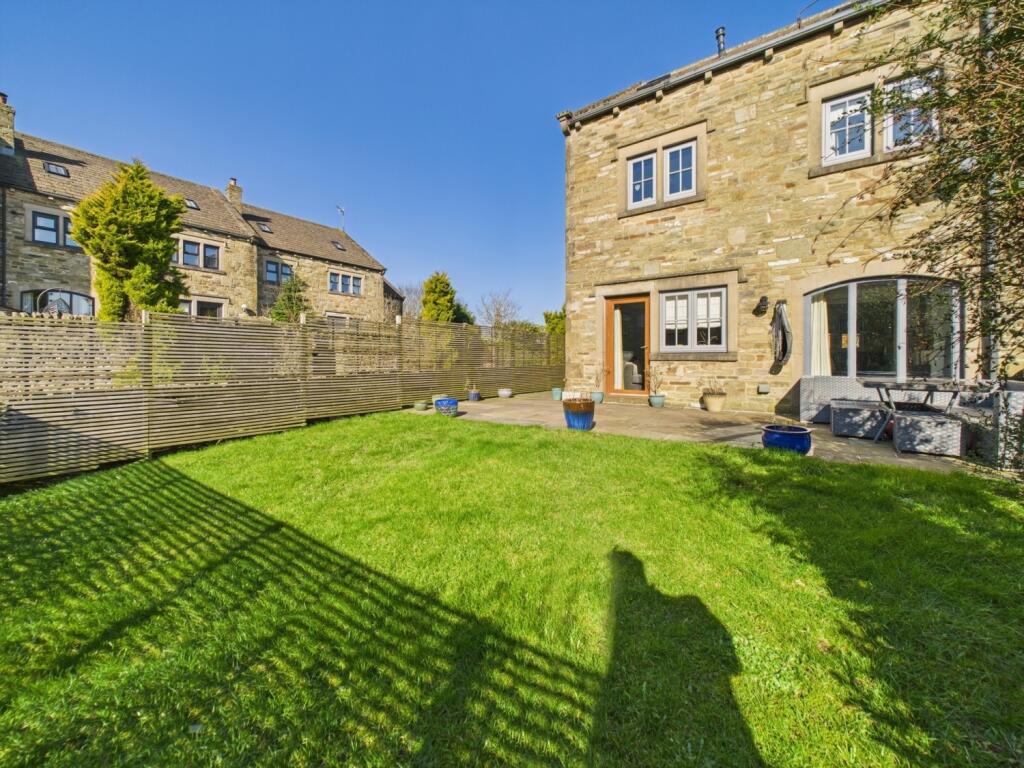 4 bed Town House