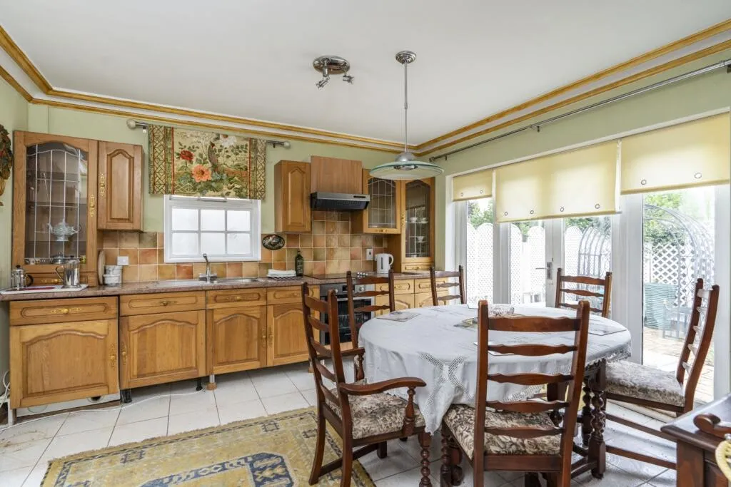 5 bed Detached