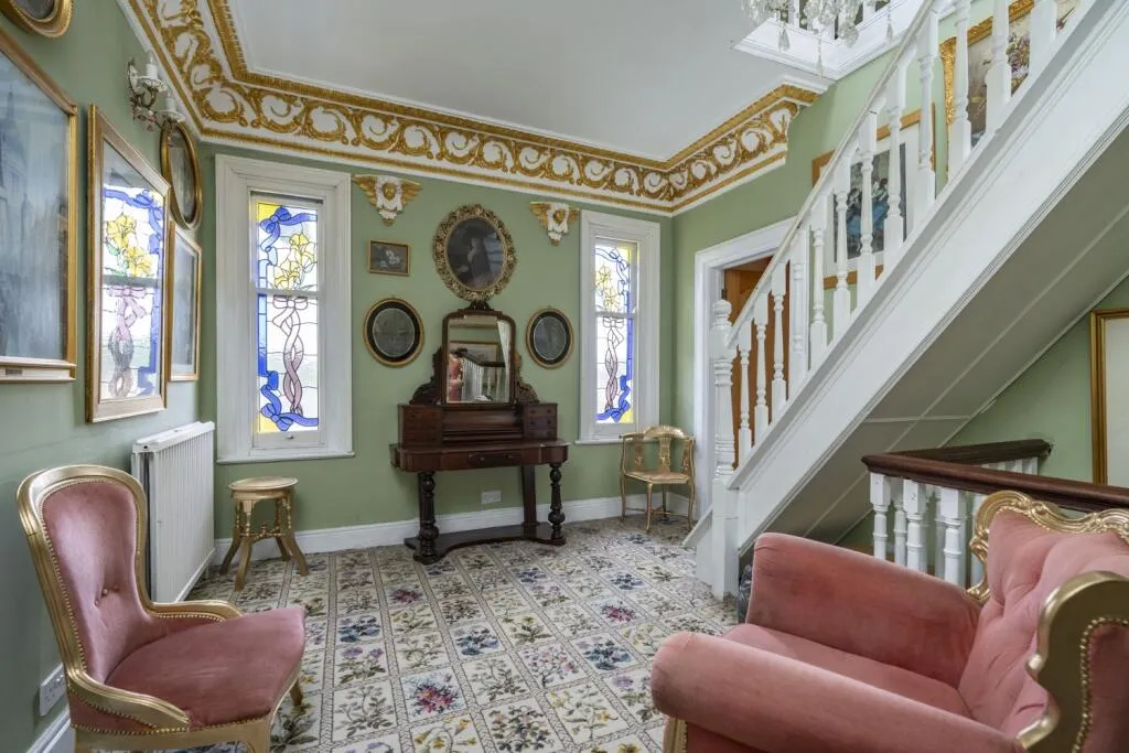 5 bed Detached