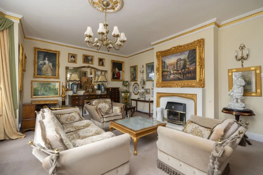 5 bed Detached