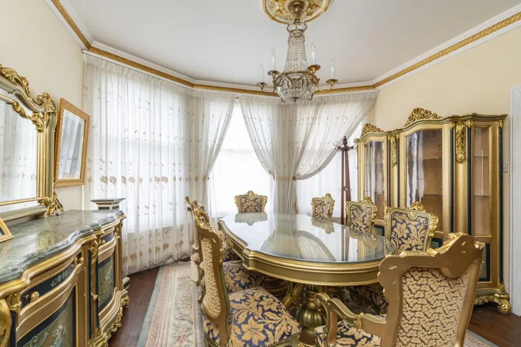 5 bed Detached