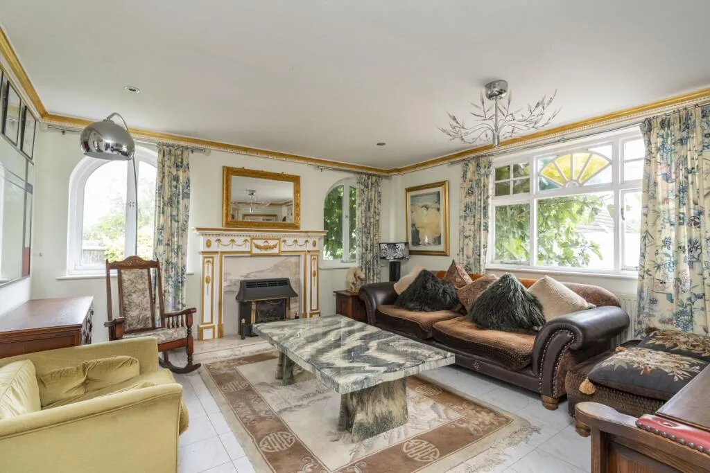 5 bed Detached