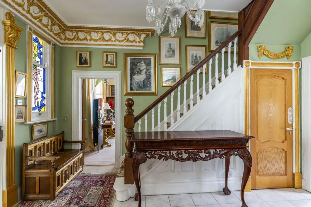 5 bed Detached