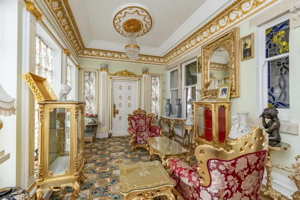 5 bed Detached