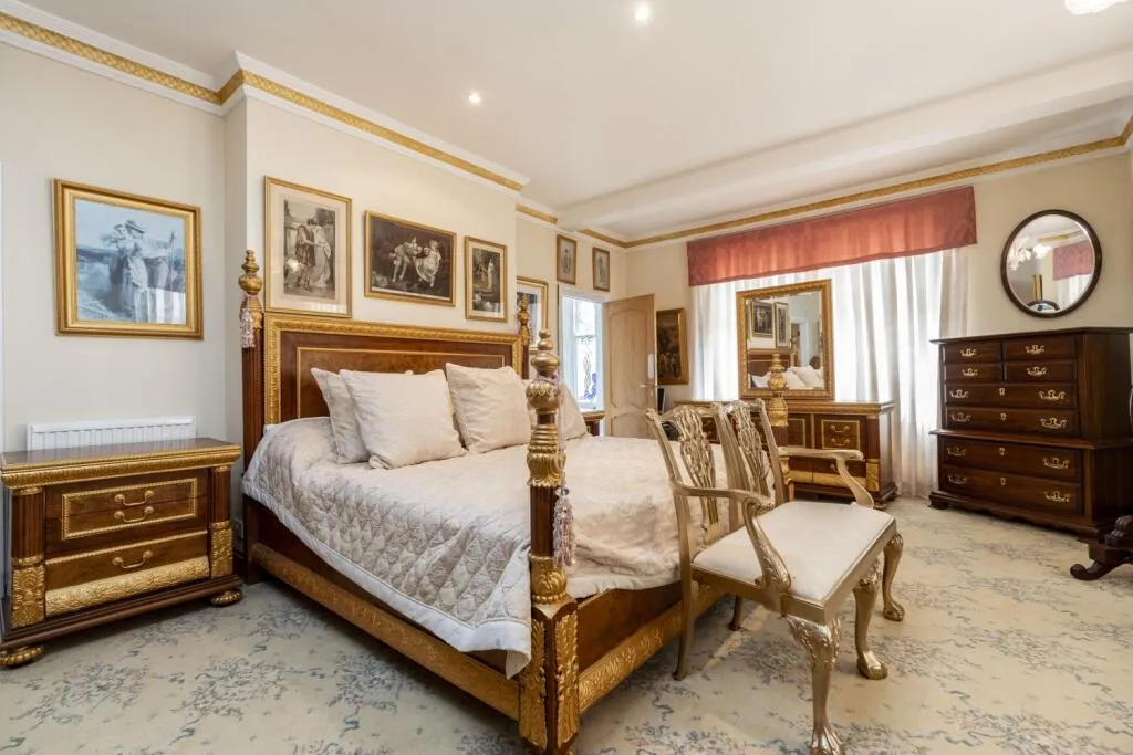 5 bed Detached
