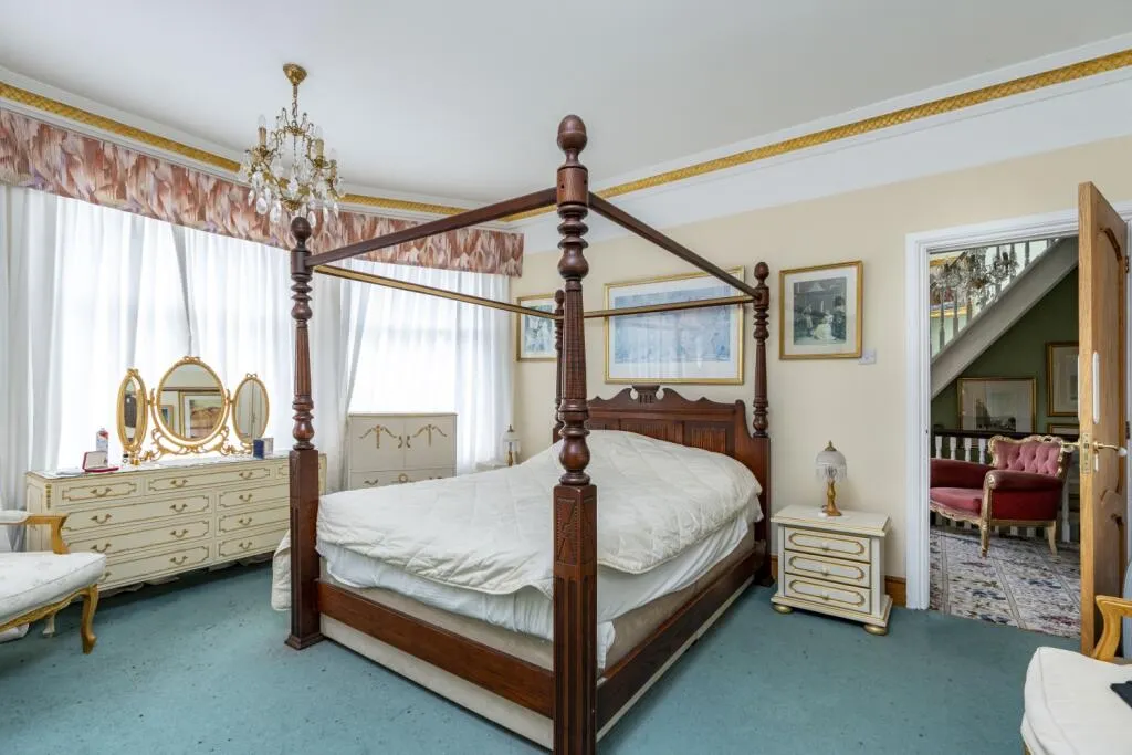 5 bed Detached