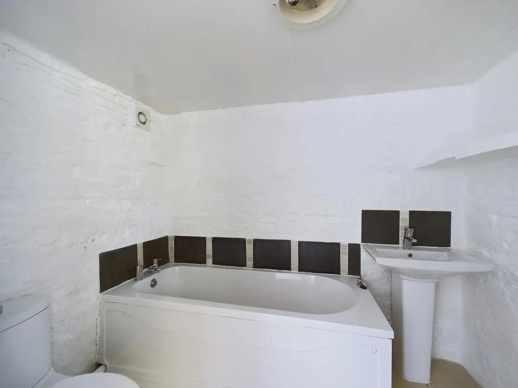 3 bed End of Terrace