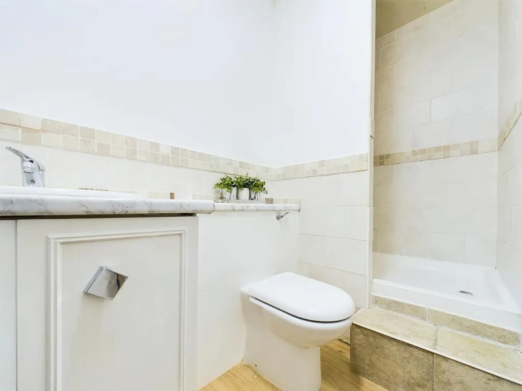 3 bed End of Terrace