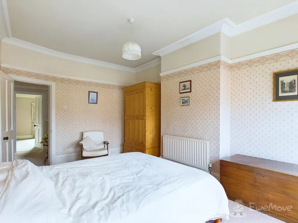 4 bed Semi-Detached