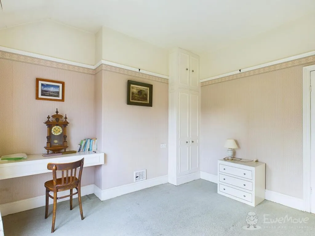 4 bed Semi-Detached