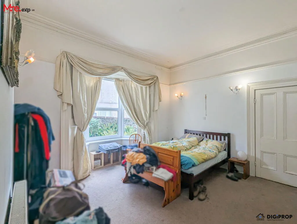 5 bed Semi-Detached