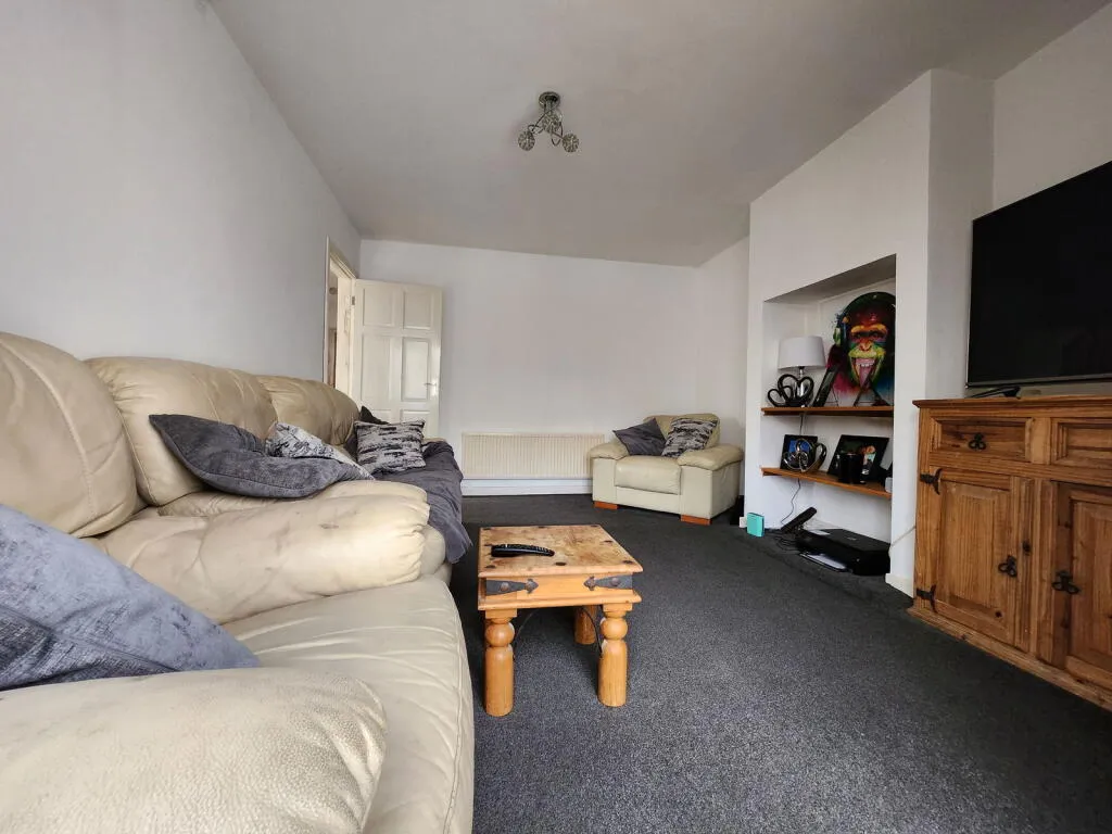 4 bed Semi-Detached Bungalow