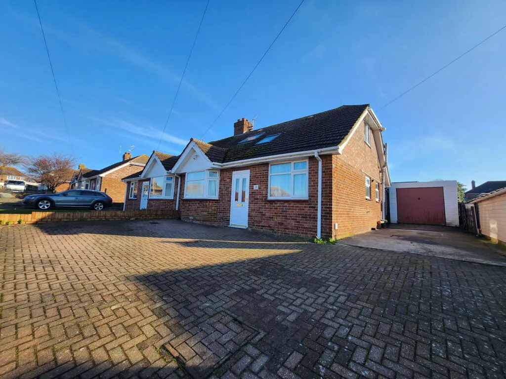 4 bed Semi-Detached Bungalow
