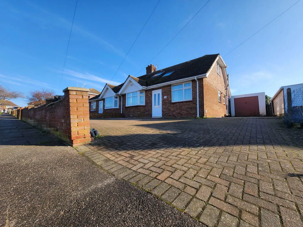 4 bed Semi-Detached Bungalow