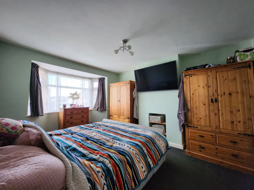 4 bed Semi-Detached Bungalow