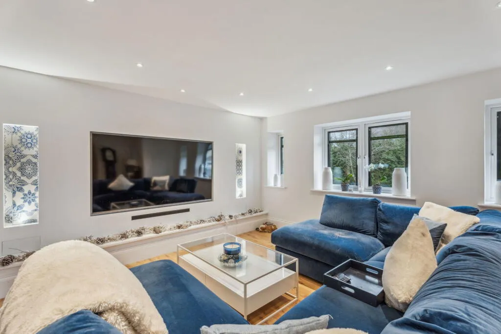 6 bed Detached
