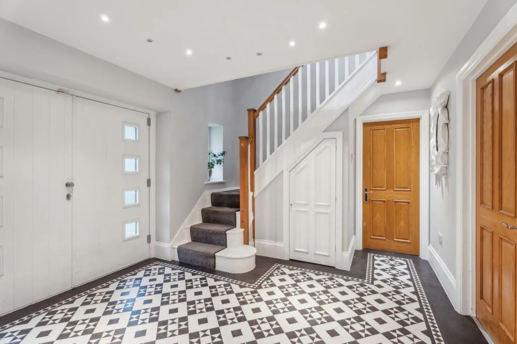 6 bed Detached