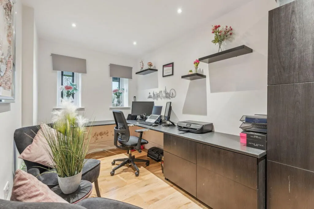 6 bed Detached