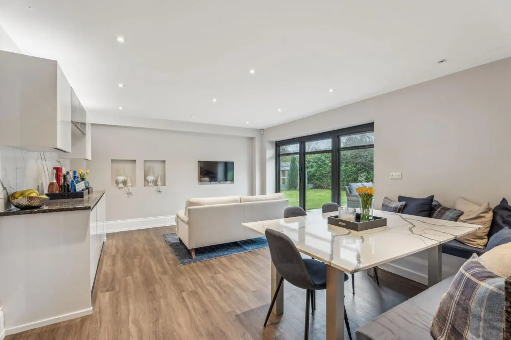 6 bed Detached