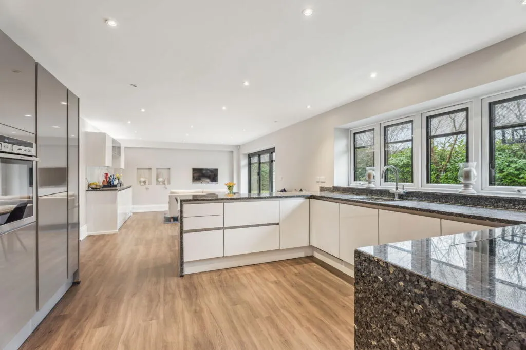 6 bed Detached