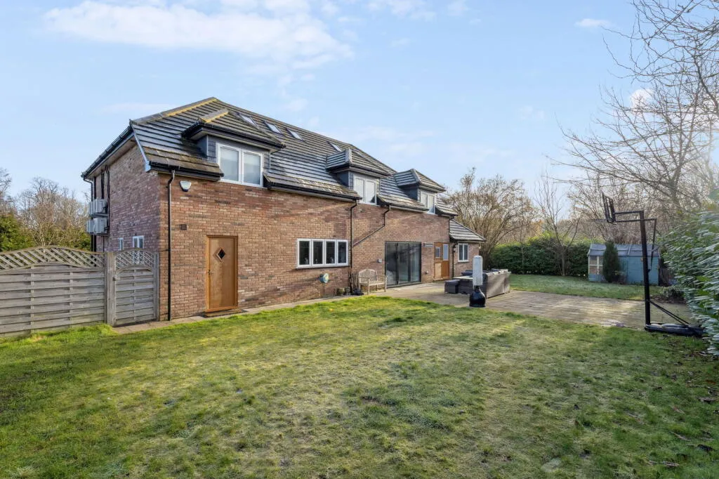 6 bed Detached