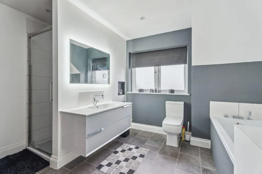 6 bed Detached