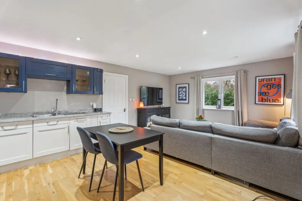 6 bed Detached