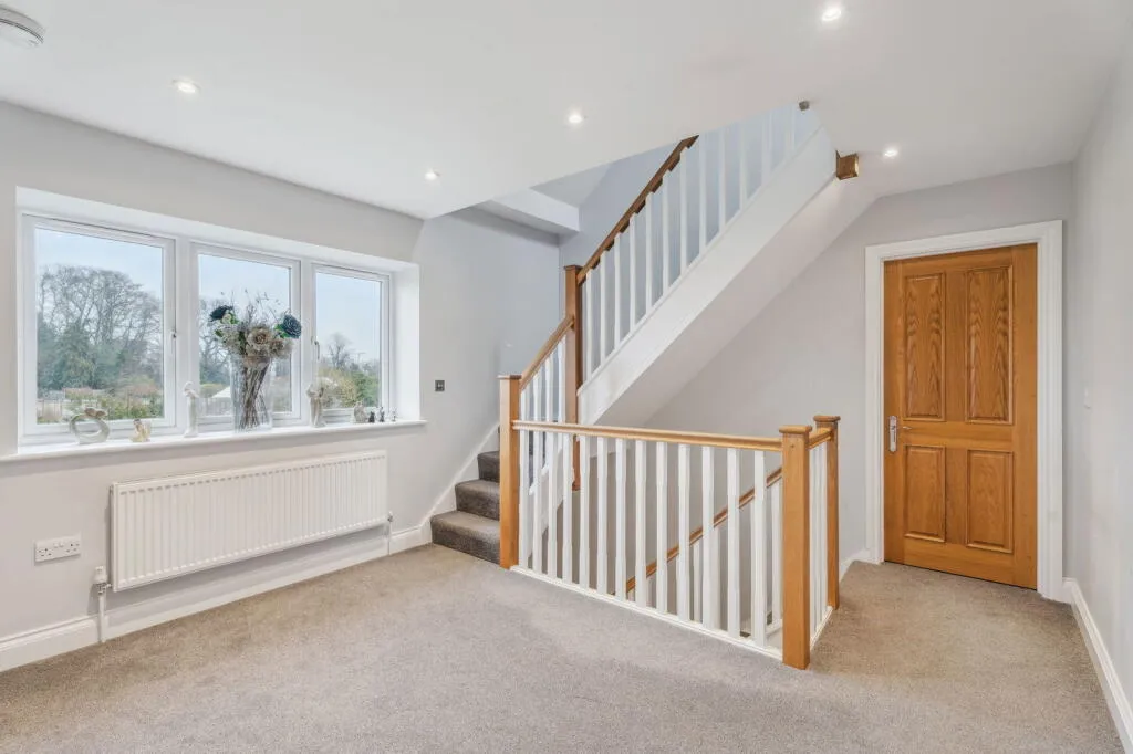 6 bed Detached