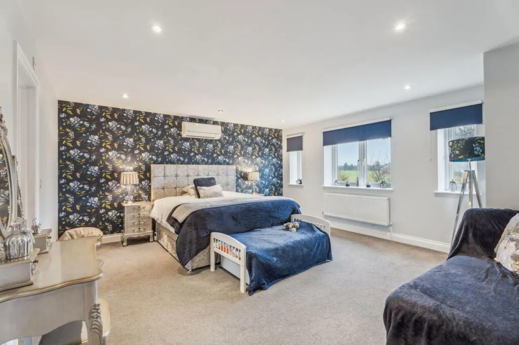 6 bed Detached