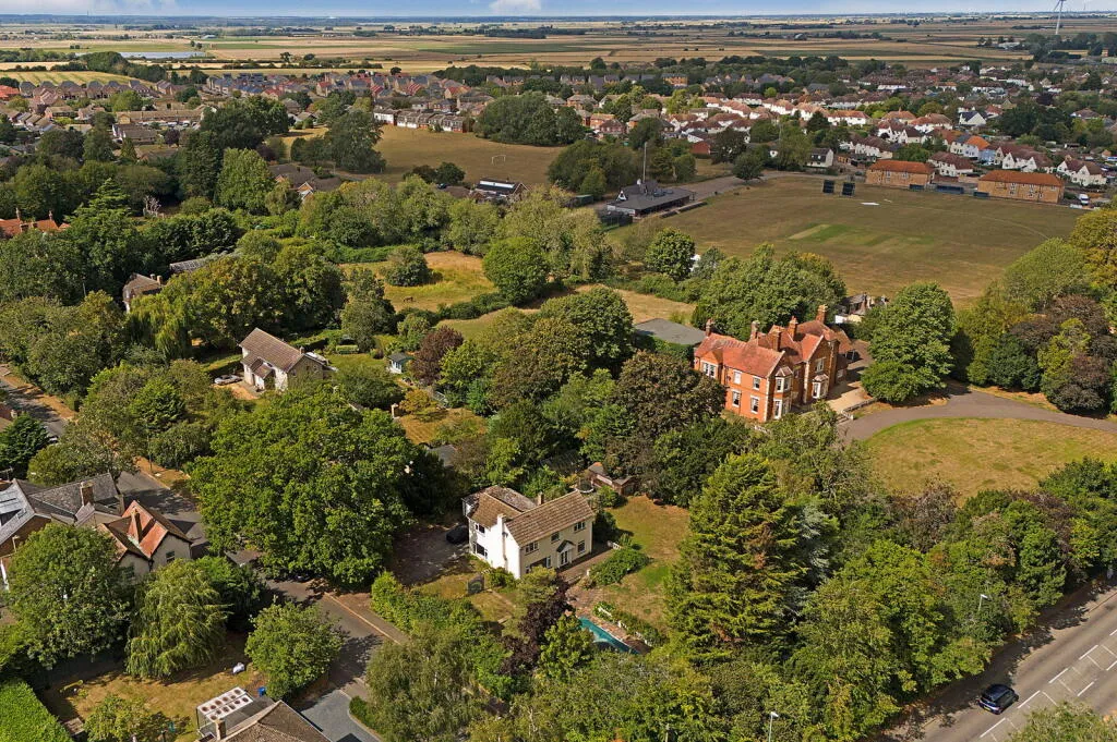 4 bed Detached