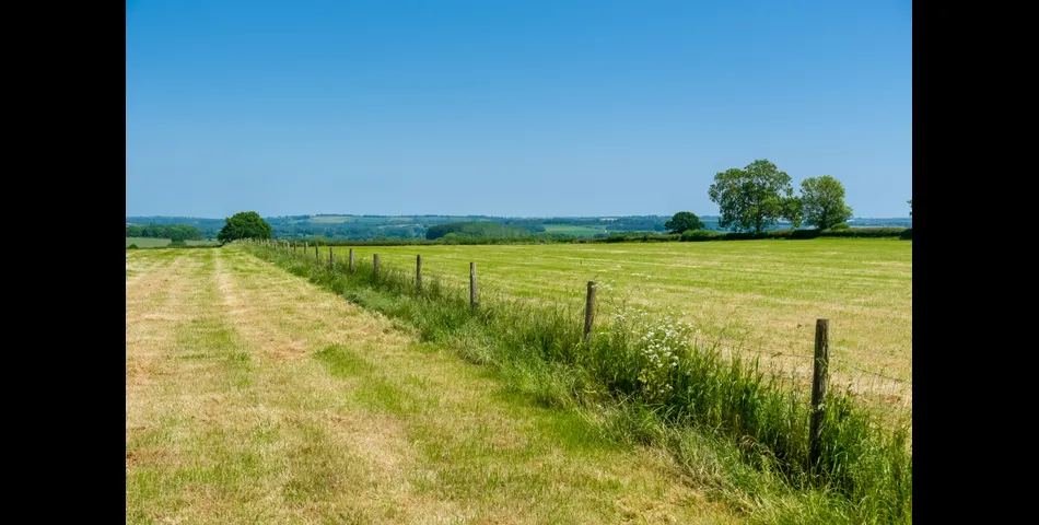 About 22.97 acres of land off Southam Road, Mollington, Oxfordshire, OX17 1ND
