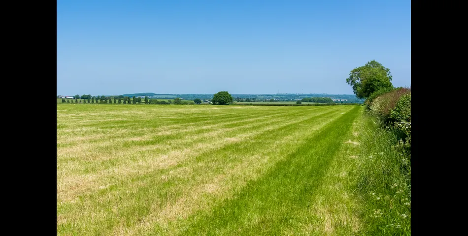 About 22.97 acres of land off Southam Road, Mollington, Oxfordshire, OX17 1ND