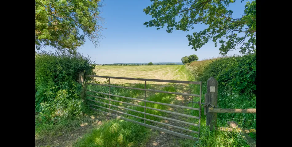 About 22.97 acres of land off Southam Road, Mollington, Oxfordshire, OX17 1ND