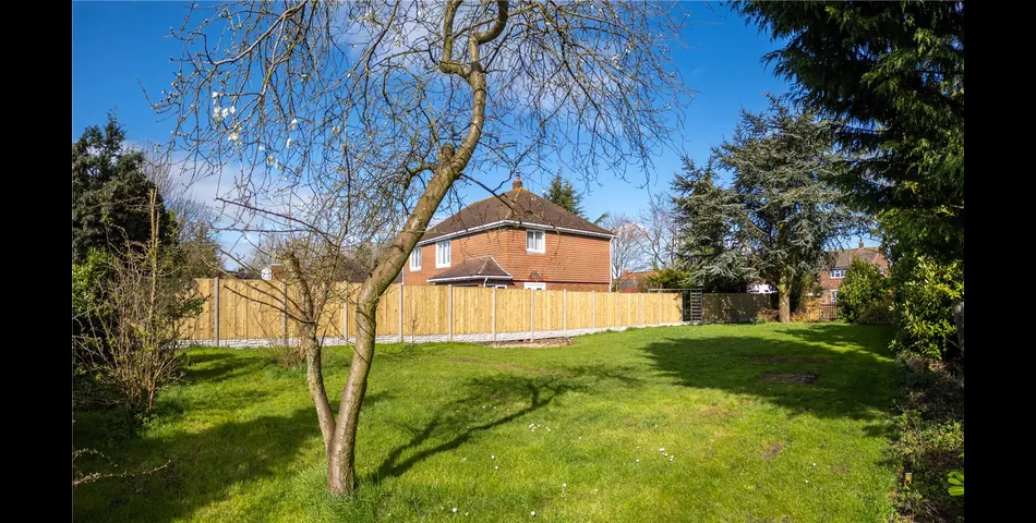 A great opportunity to acquire a single building plot on the edge of the quaint village of Marton. 