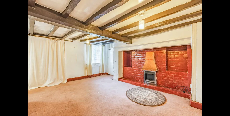 A charming detached cottage with fantastic development opportunity. 