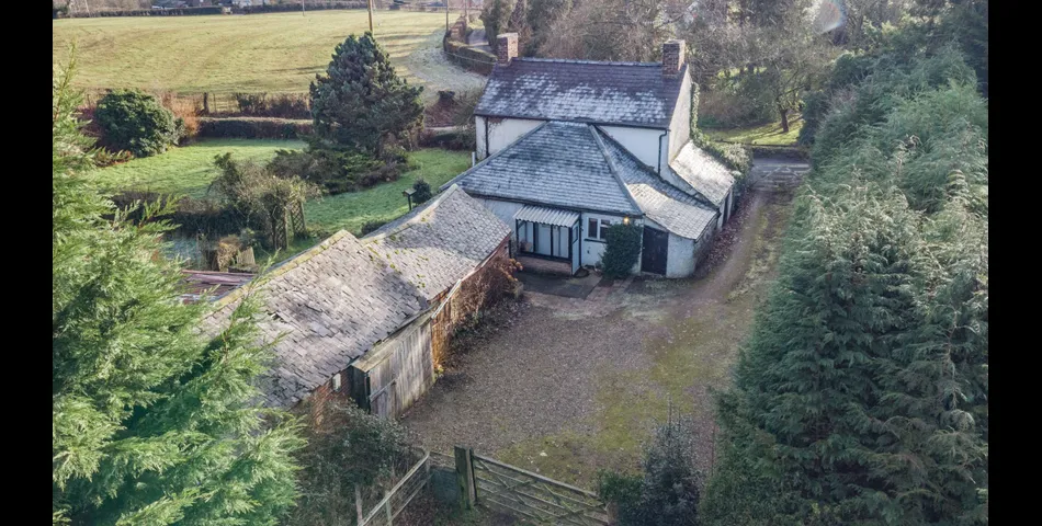 A charming detached cottage with fantastic development opportunity. 