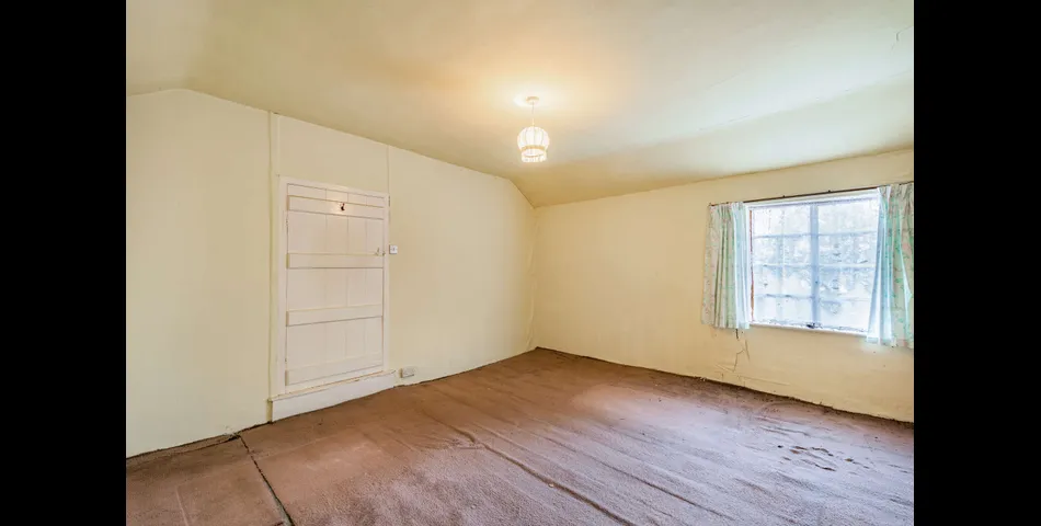 A charming detached cottage with fantastic development opportunity. 