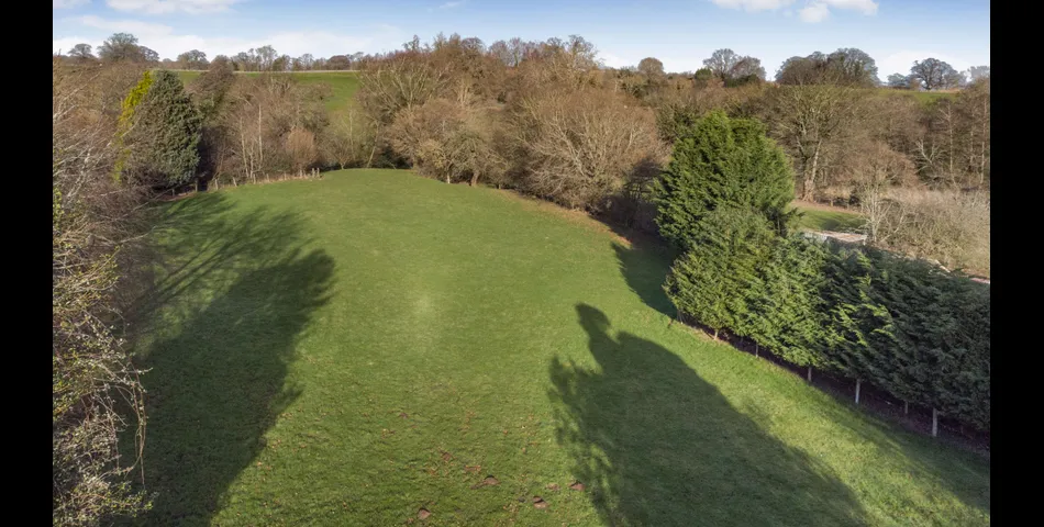 A charming detached cottage with fantastic development opportunity. 