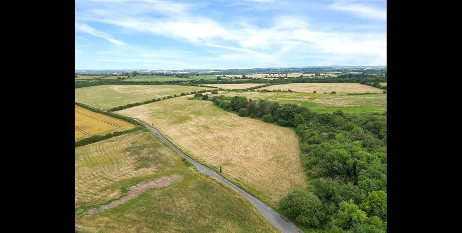 Lot 1: Approximately 7.65 acres (3.09 ha) of arable land with road frontage from Chellaston Lane