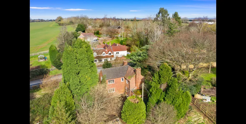 A 3 bedroom detached cottage with fantastic renovation and extension potential