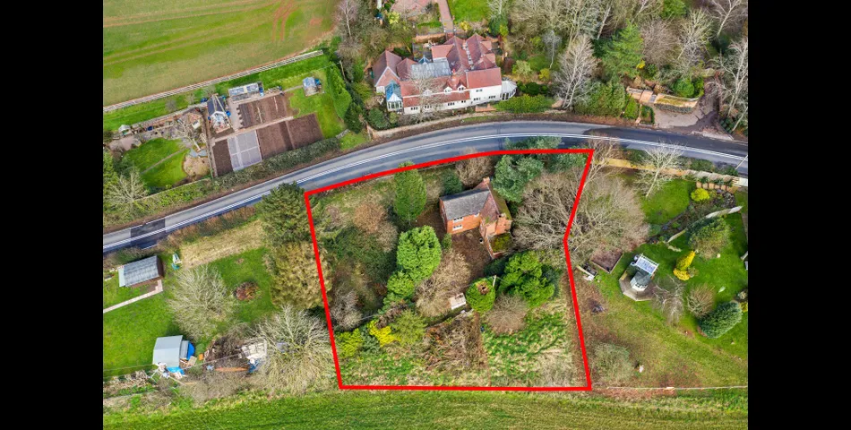 A 3 bedroom detached cottage with fantastic renovation and extension potential