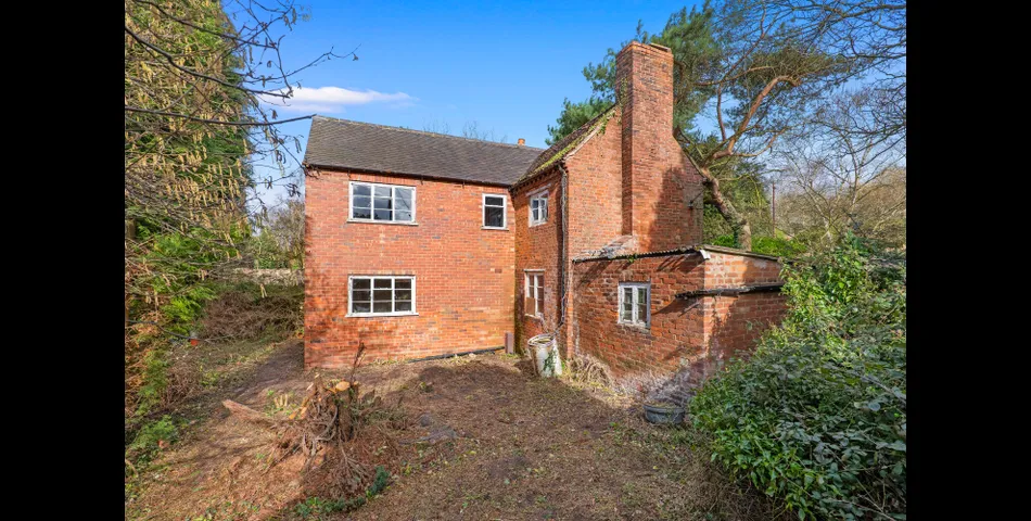 A 3 bedroom detached cottage with fantastic renovation and extension potential