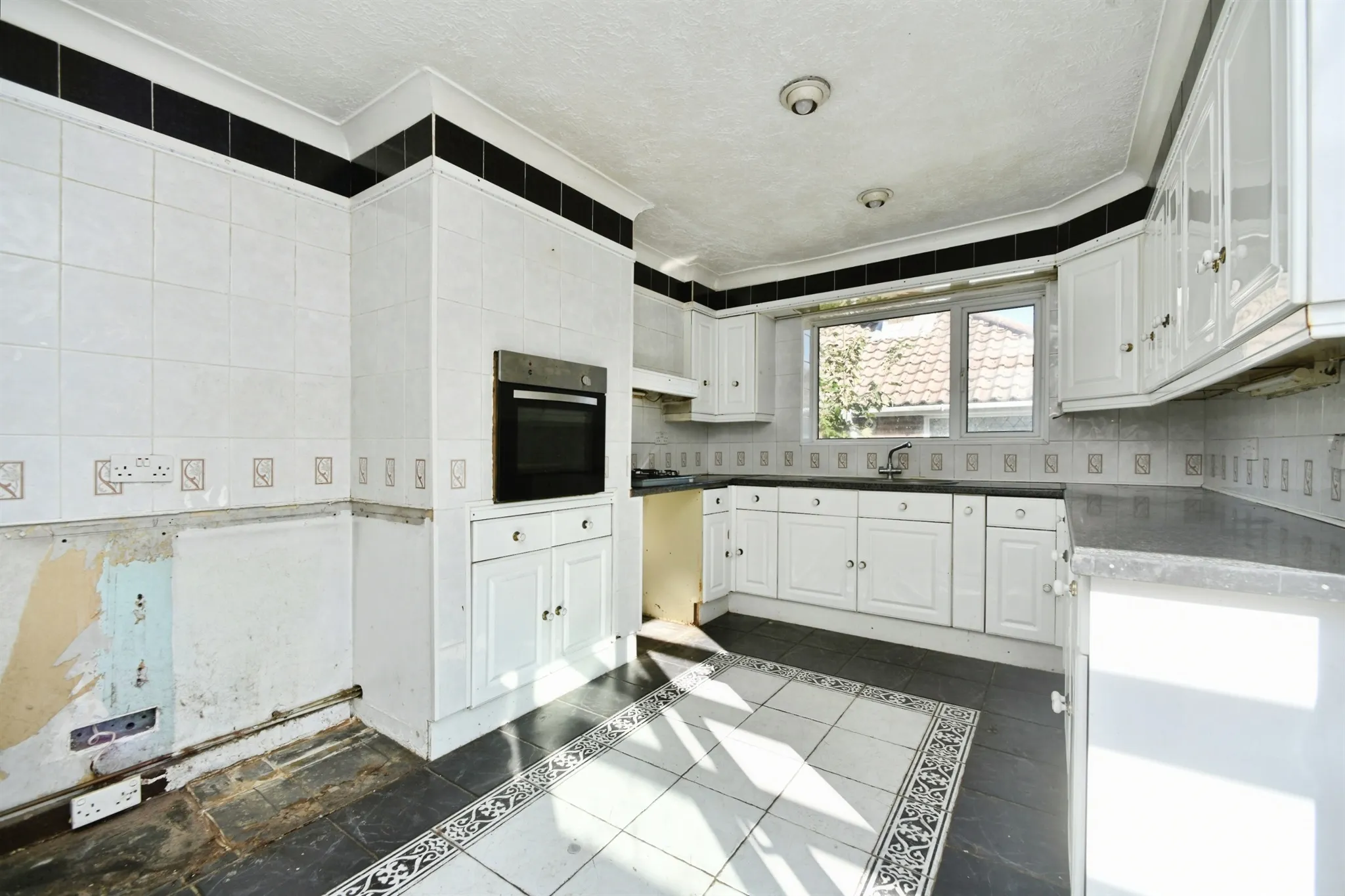 4 bed Semi-Detached Bungalow