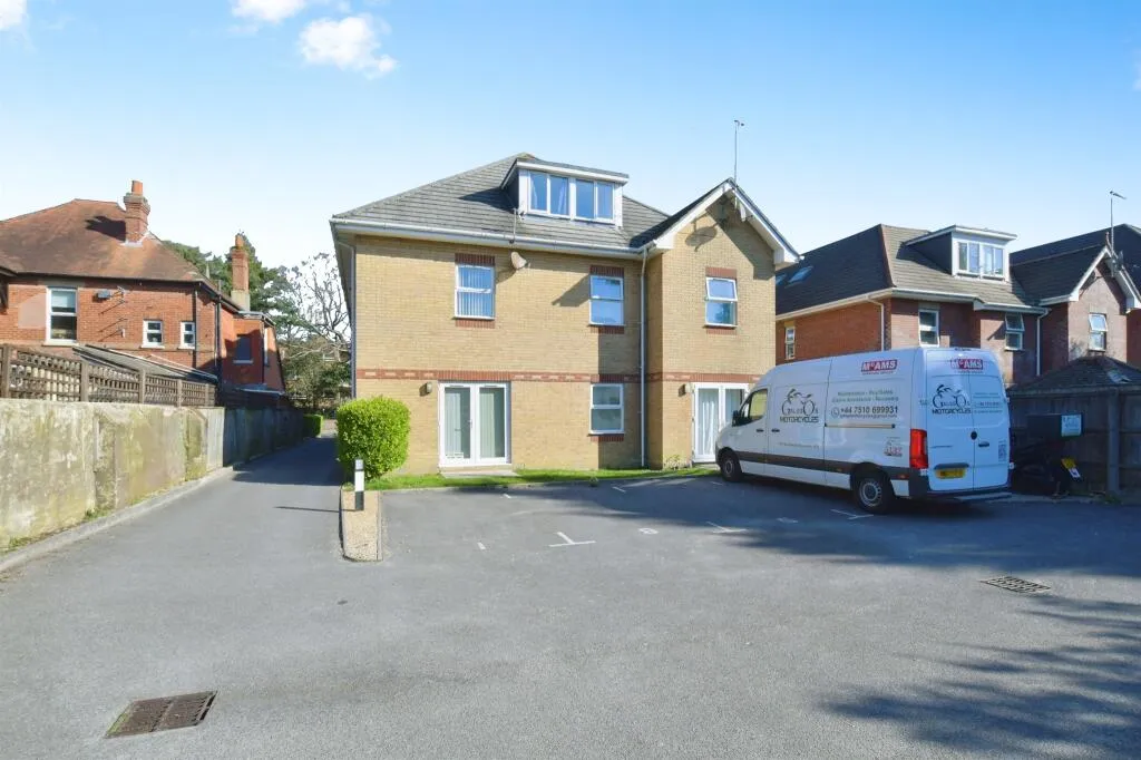 2 bed Ground Flat