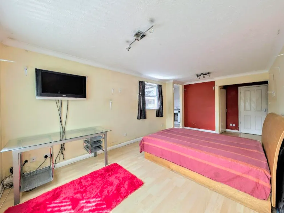 1 bed Ground Flat