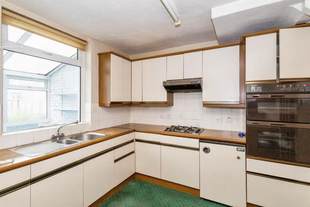 3 bed End of Terrace